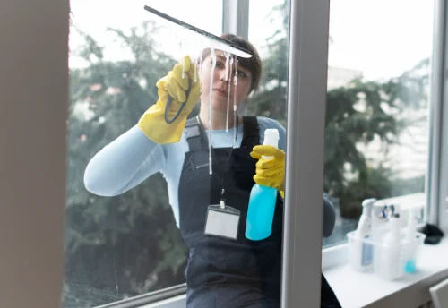 Nettoyage de vitres intérieures et extérieures à la Chapelle du Lou du Lac